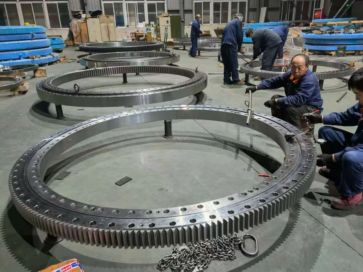 External gear slewing bearing with induction-hardened teeth